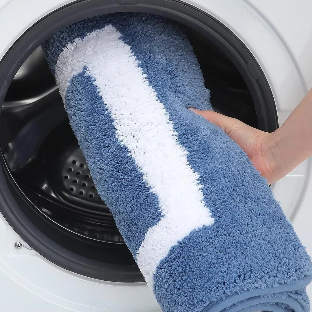 Badematte aus saugfähiger Mikrofaser vor einer Badewanne