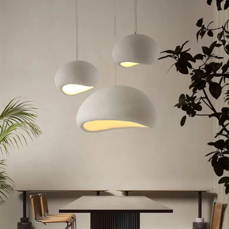 Minimalistische Pendelleuchte für eine ruhige Wohnatmosphäre