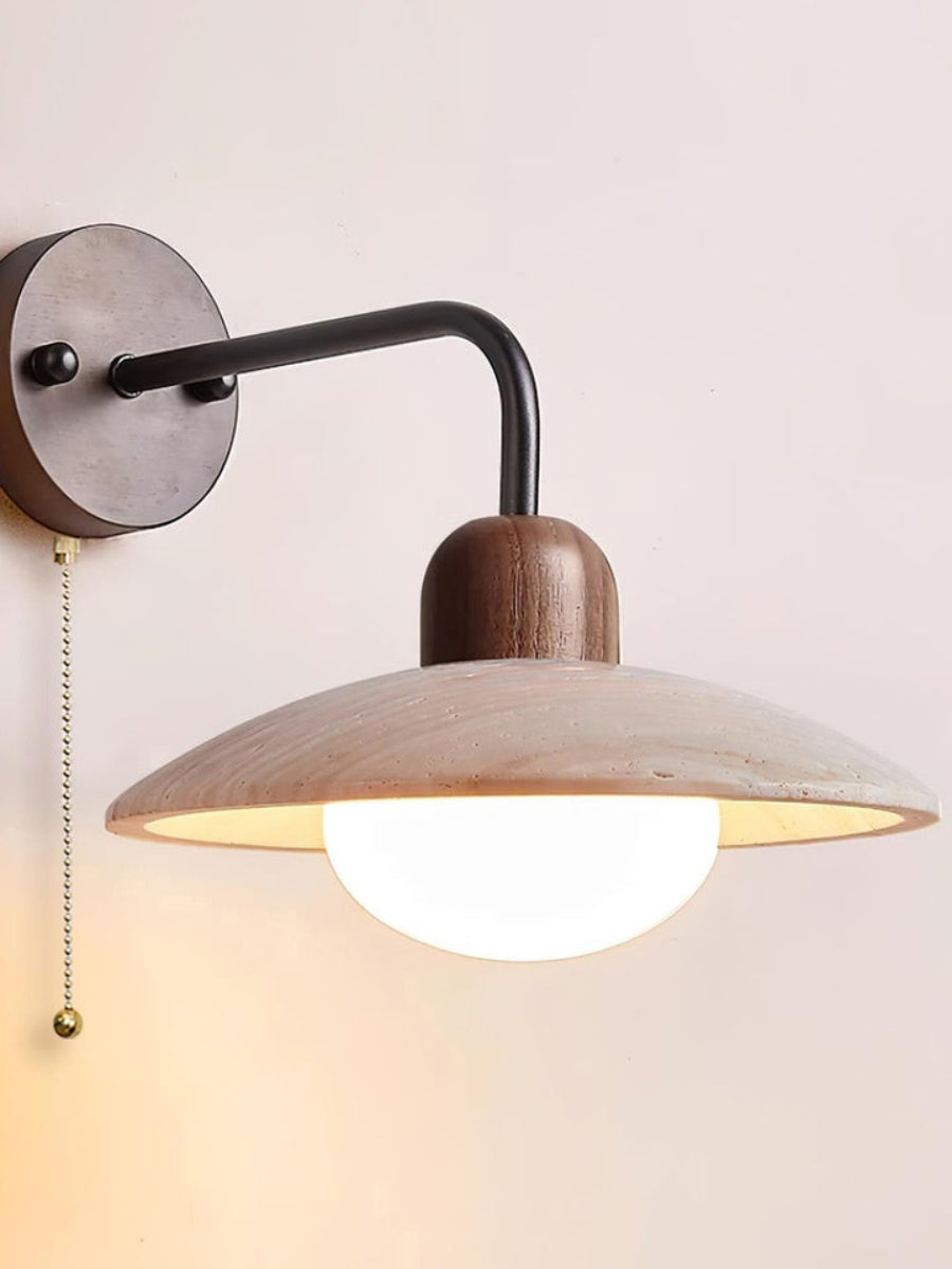 Moderne Travertin Wandleuchte – Scheibenform mit Holz- und Metallelementen