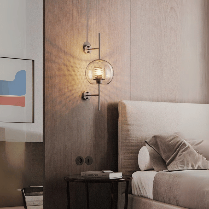 Wandlampe mit Waben-Glaskugel – Modernes Design mit Messingrahmen