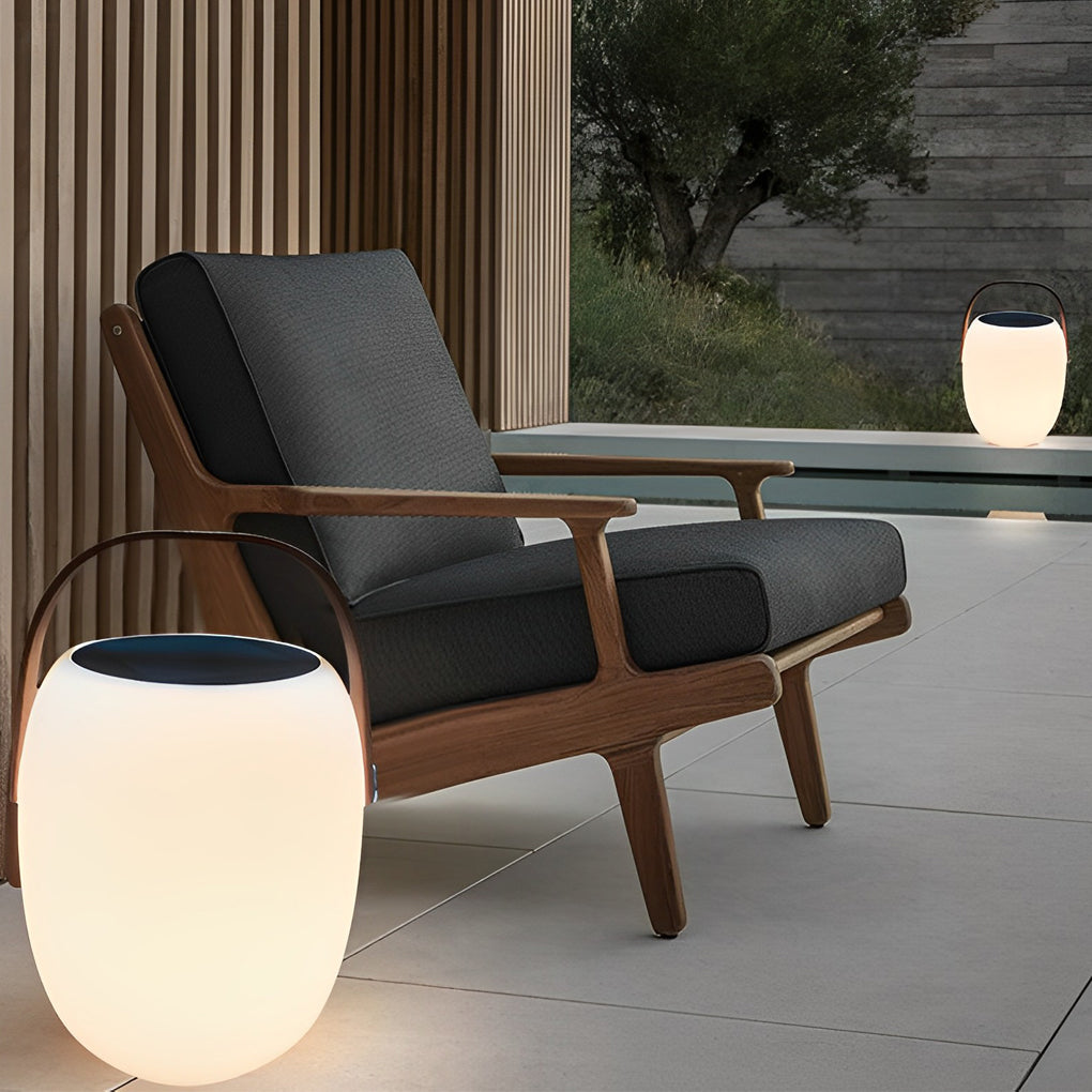 Solar Gartenleuchte mit USB-Ladefunktion auf einer Terrasse platziert