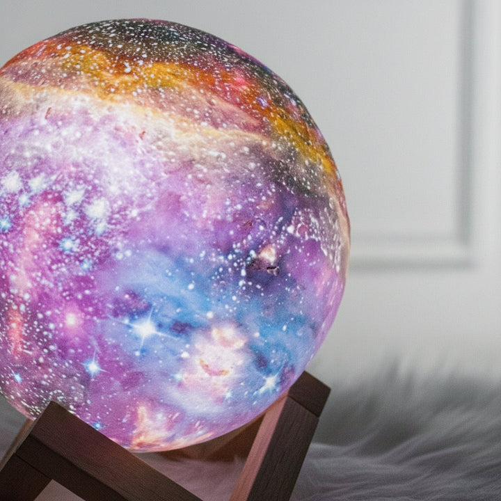 Nachtlampe mit Sternendesign und Holzständer