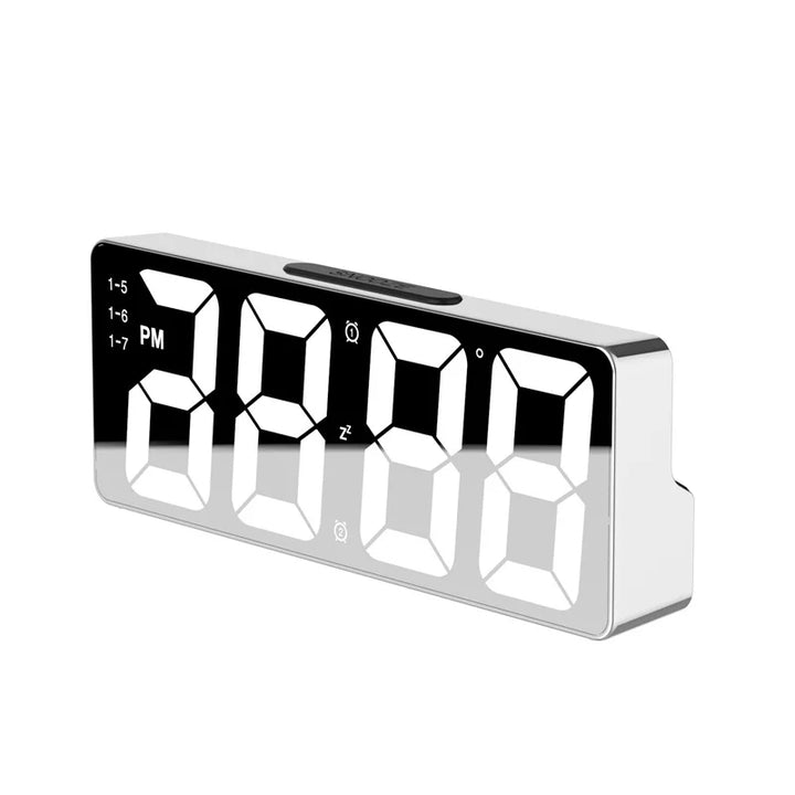 Nahaufnahme der LED-Anzeige des digitalen Weckers mit Uhrzeit und Temperatur