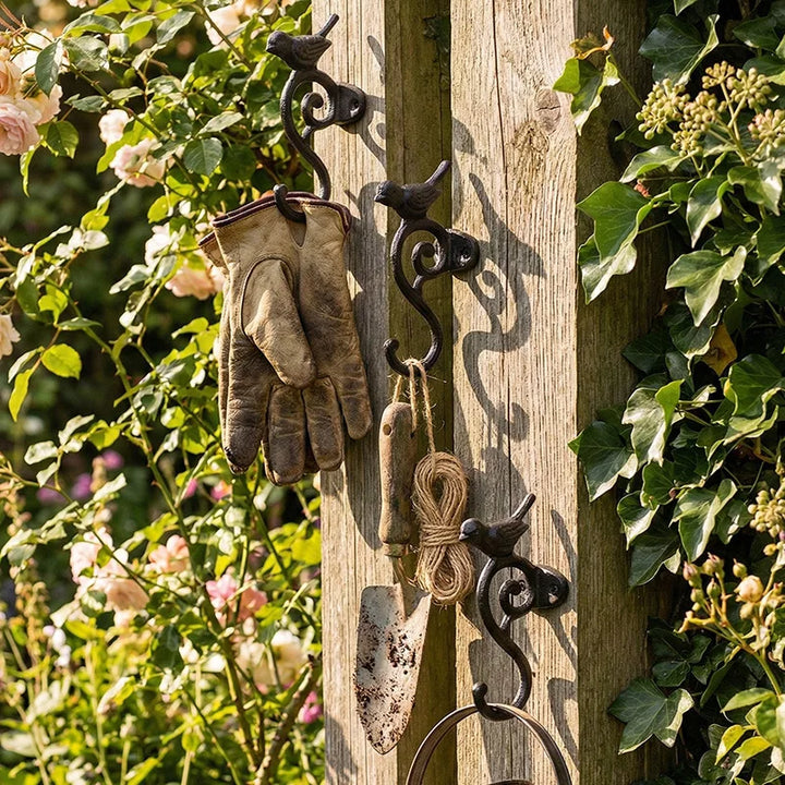 Detailansicht des robusten Wandhakens aus Gusseisen mit dekorativem Vogel