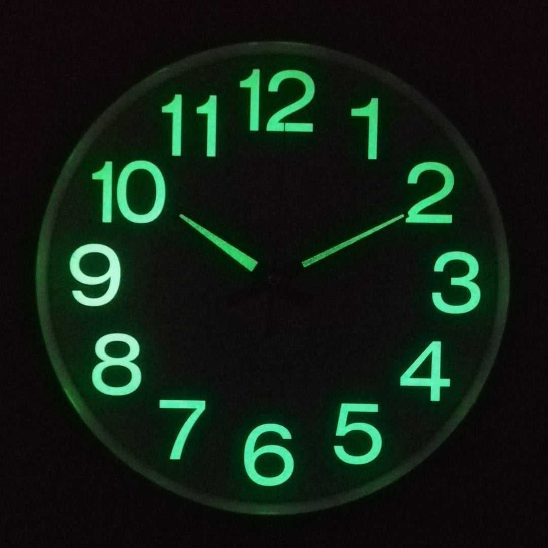 Runde leuchtende Wanduhr als stilvolle Wanddekoration im Wohnzimmer
