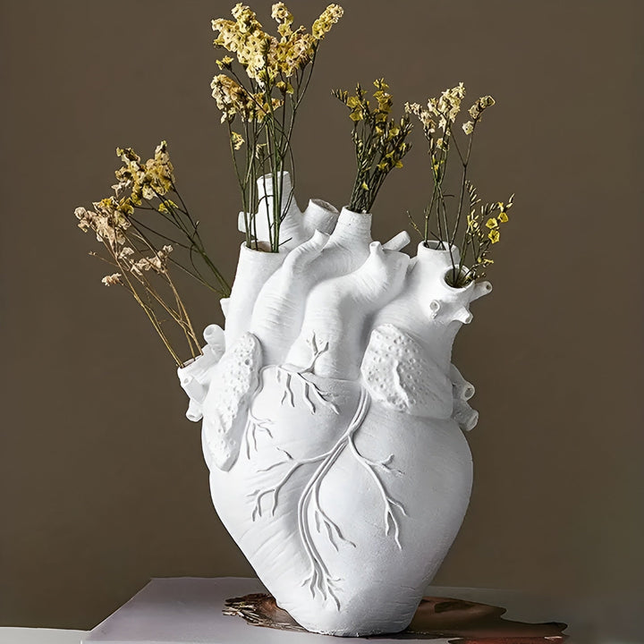 Dekorative Keramikvase mit Herzdesign