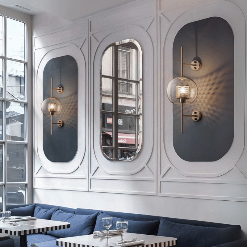 Wandlampe mit Waben-Glaskugel – Modernes Design mit Messingrahmen