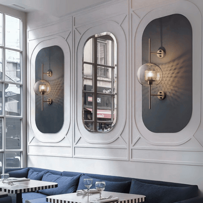 Wandlampe mit Waben-Glaskugel – Modernes Design mit Messingrahmen