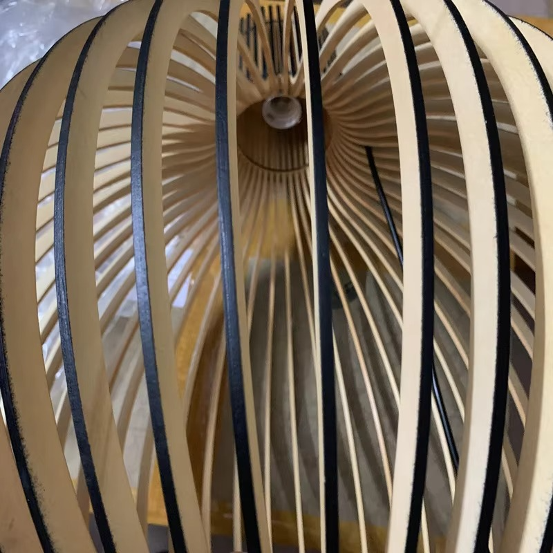 Handgefertigte Pendelleuchte aus Holz