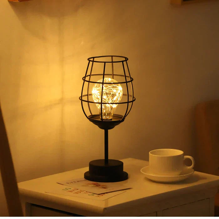 Stilvolle LED-Tischlampe auf einem Nachttisch neben Wohnaccessoires