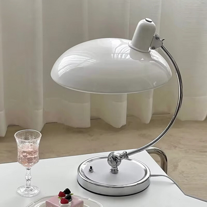 Tischleuchte mit elegantem Eisenbogen