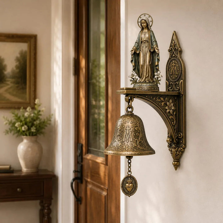 Bronzefarbene Wandglocke mit reliefartigem Marienmotiv in Nahaufnahme