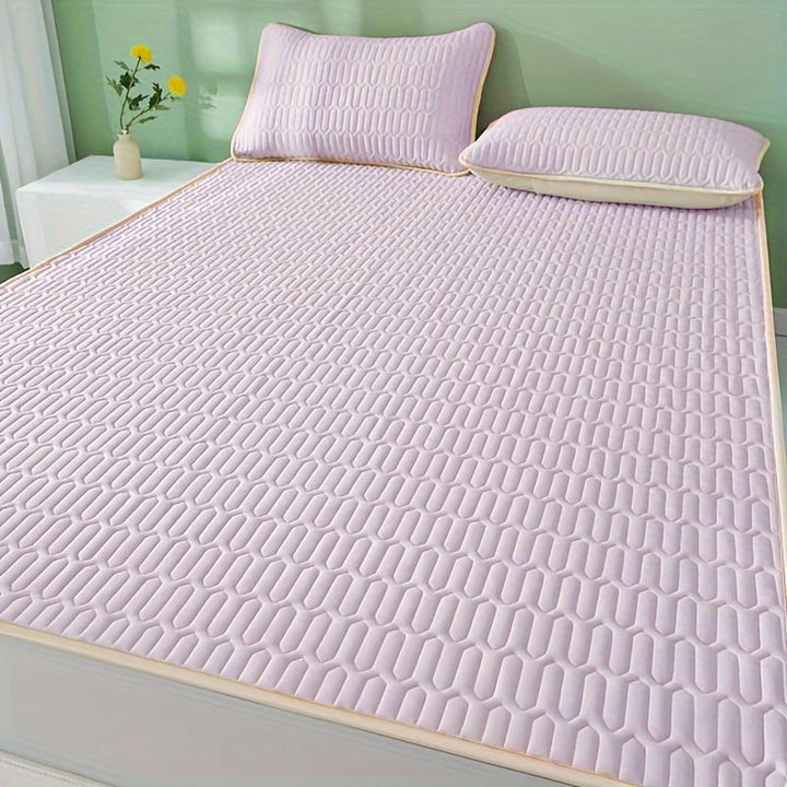 Bett mit aufgelegter Latex-Matratzenauflage und glatt gespanntem Bezug