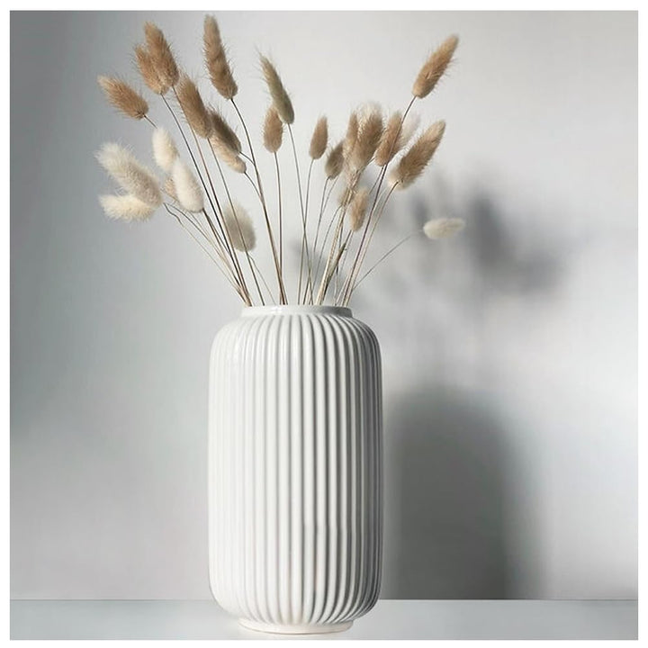 Glänzende weiße Keramikvase mit dekorativem Rillendesign