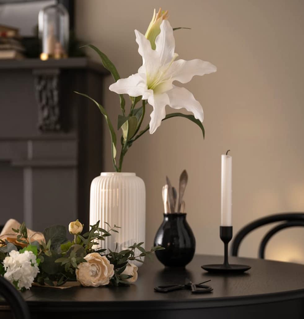Keramikvase mit Rillenstruktur für moderne Wohnräume