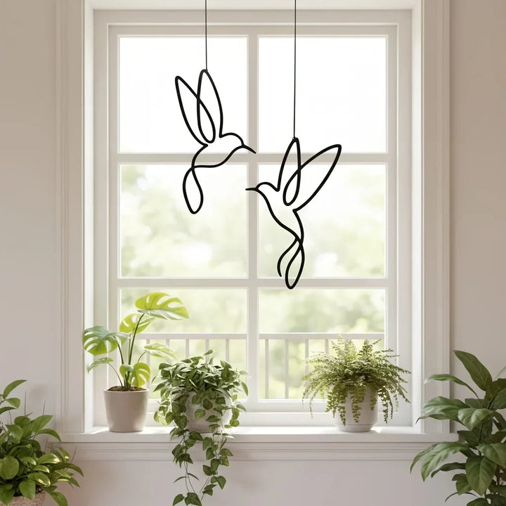 Kolibri-Gartenstecker aus Eisen im Beet als filigrane Gartendekoration