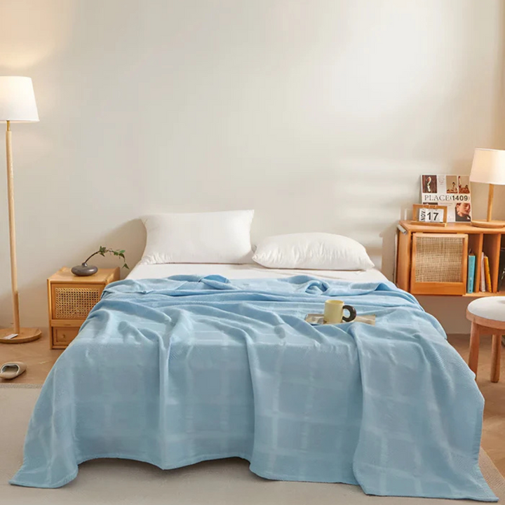 Detailansicht der weichen Wohndecke mit feiner Waffelstruktur