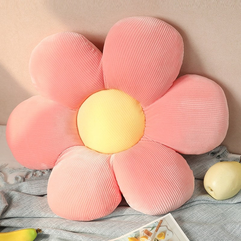Rundes Samt-Dekokissen in Blumenform als stilvolle Sofadekoration