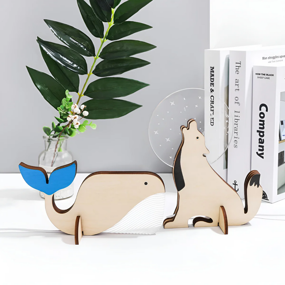Kompakte Tischlampe aus Holz mit eingeschaltetem LED-Licht