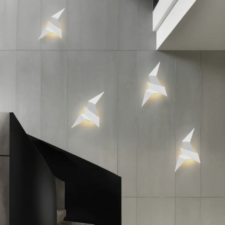 Dekorative Origami Wandlampe an einer hellen Wand