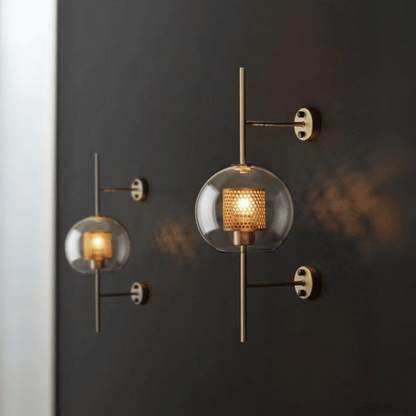 Wandlampe mit Waben-Glaskugel – Modernes Design mit Messingrahmen