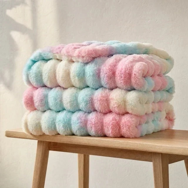 Kunstfelldecke auf einem Sofa als wärmende Wohndecke