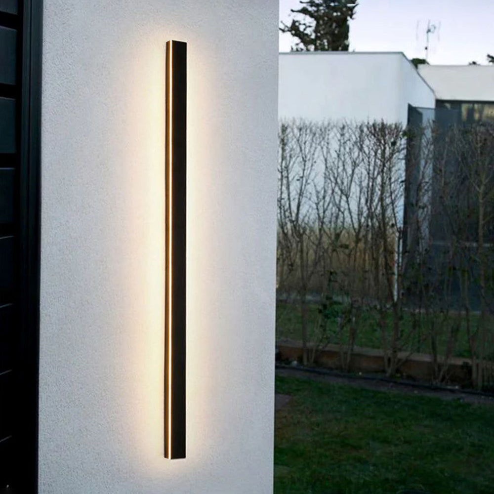 Lineare LED Außenwandleuchte aus Metall und Acryl