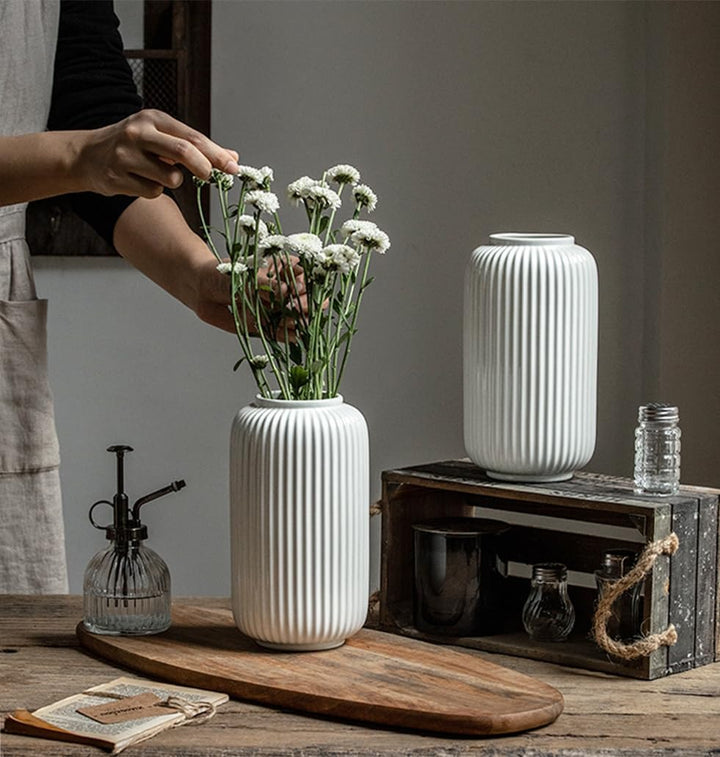 Weiße Keramikvase in hoher, schlanker Form für Blumen