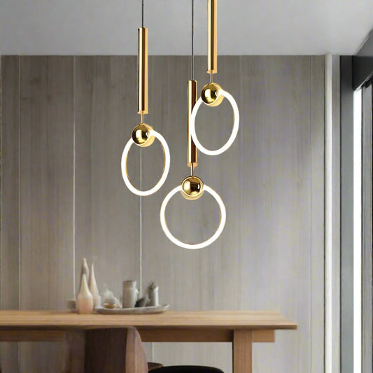 Moderne Pendelleuchte – Skandinavisches Design in Gold