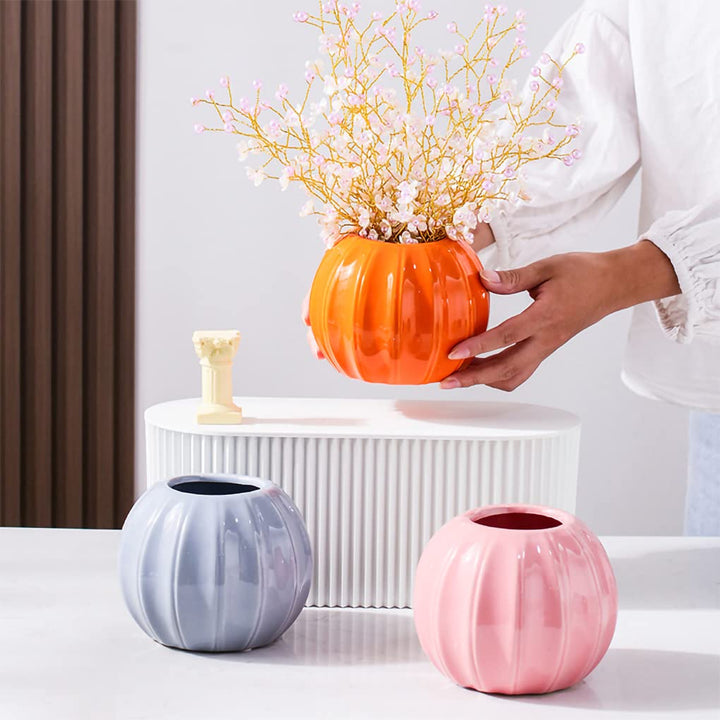 Orange Kürbisvase als dekoratives Wohnaccessoire auf einem Tisch