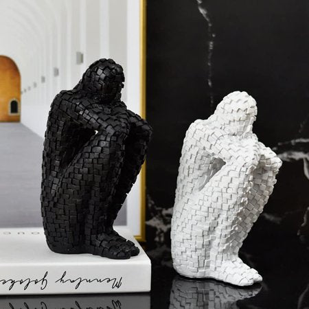 Kunstharz-Buchstütze als dekorativer Akzent im Regal