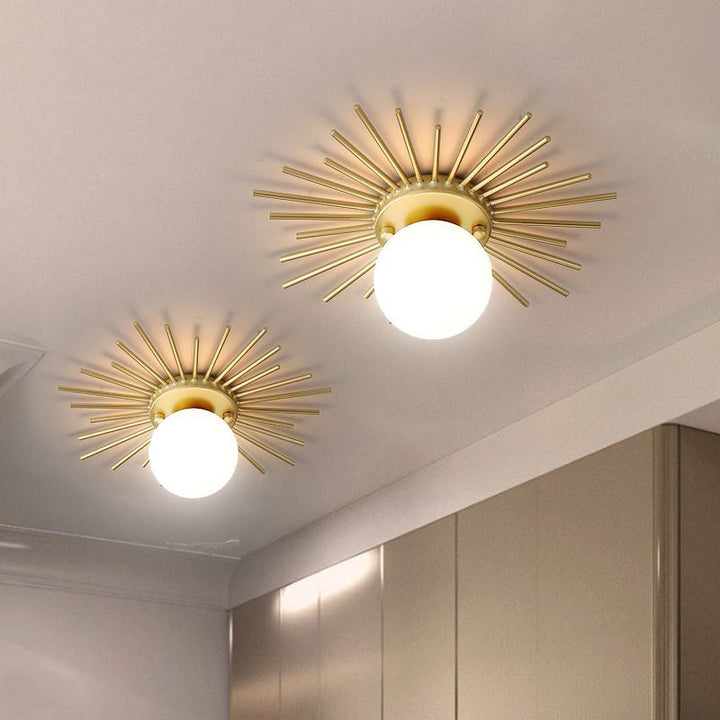Deckenleuchte mit satiniertem Glaskörper im goldfarbenen Design