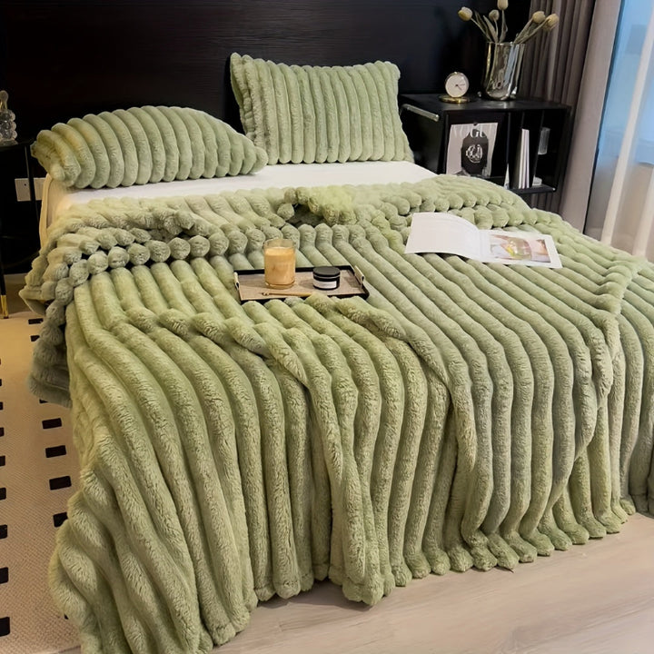 Streifen-Flanellkuscheldecke mit Kunstfell und Kordelzug