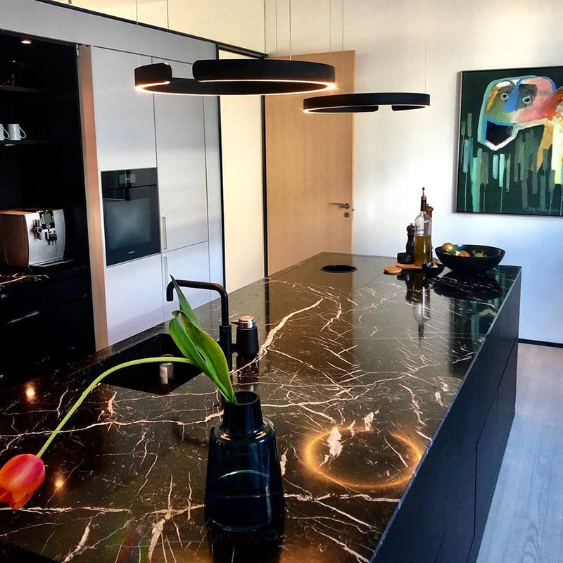 Moderne LED Pendelleuchte in Ringform mit Deckenmontage