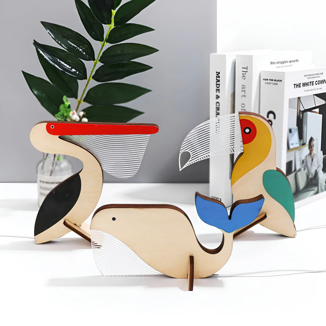 LED-Tischlampe aus Holz auf einer hellen Oberfläche