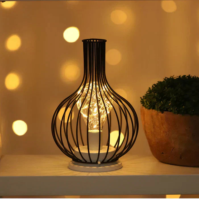Nahaufnahme der eleganten Tischlampe aus Metall mit eingeschaltetem LED-Licht