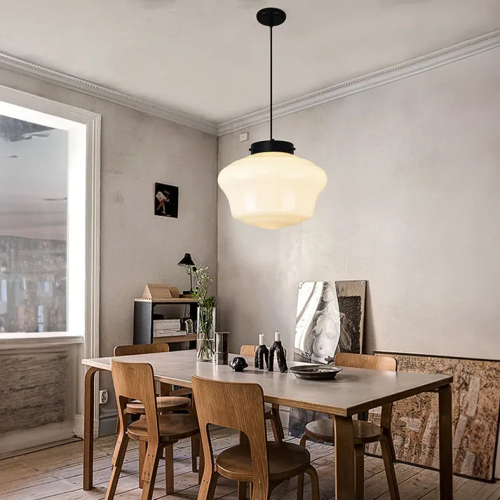Pendelleuchte aus weißem Milchglas im geometrischen Design