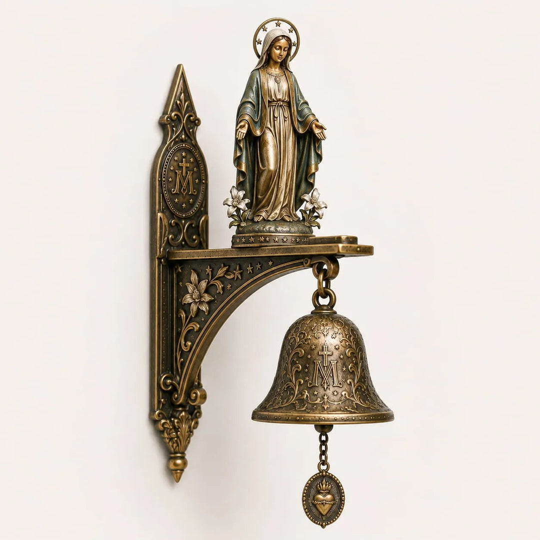 Gesamtansicht der bronzenen Wandglocke mit Marienmotiv und Aufhängung