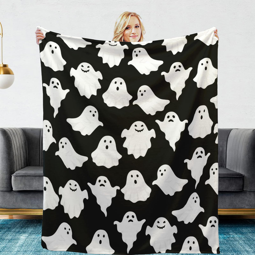 Detailansicht der Halloween-Decke mit verspielten Geistern