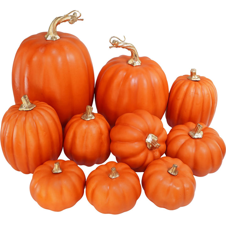 Herbstliche Dekoration mit zehn künstlichen orange Kürbissen