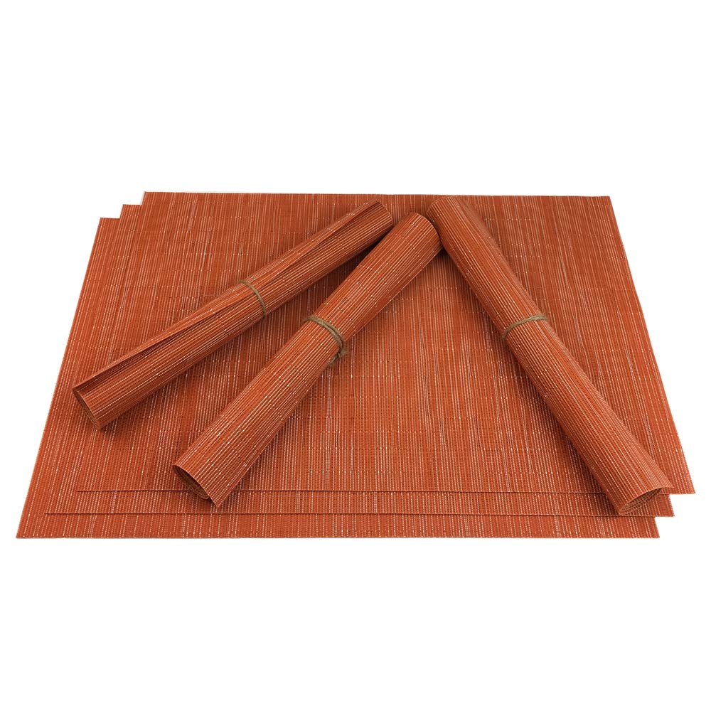 Herbstlich dekorierter Tisch mit sechs orangefarbenen Platzsets