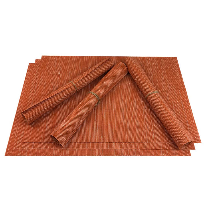Herbstlich dekorierter Tisch mit sechs orangefarbenen Platzsets