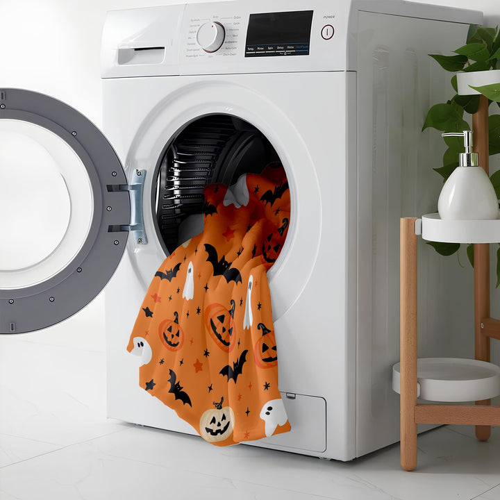 Detailansicht der Kürbismotive auf der orangefarbenen Decke