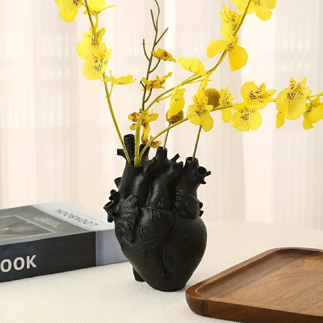 Dekorative Keramikvase mit Herzdesign