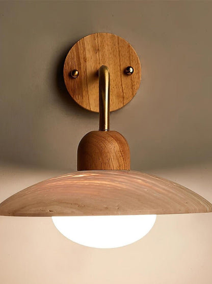 Moderne Travertin Wandleuchte – Scheibenform mit Holz- und Metallelementen