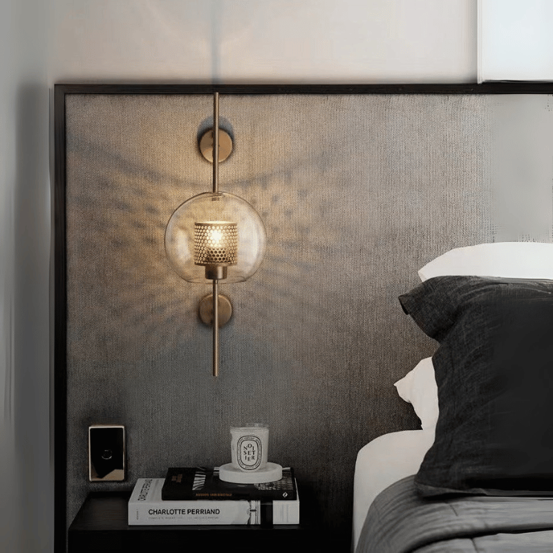 Wandlampe mit Waben-Glaskugel – Modernes Design mit Messingrahmen