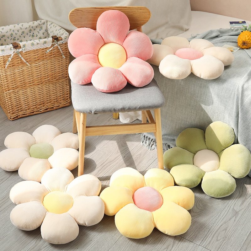 Detailansicht des blumenförmigen Dekokissens mit gepolsterten Blütenblättern