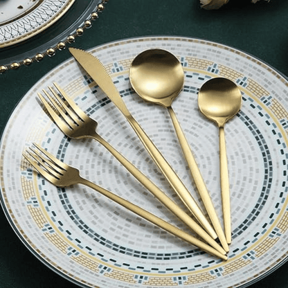 Elegantes Besteckset für den Esstisch