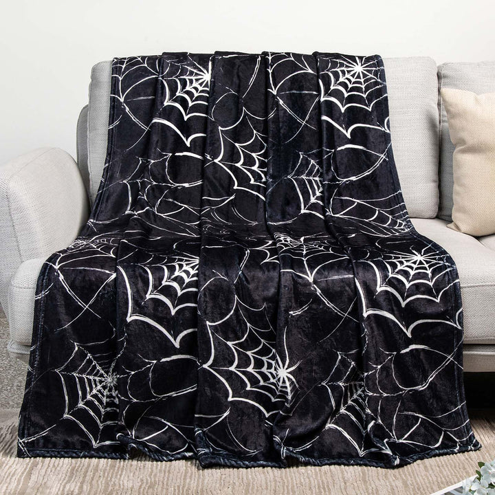 Schwarze Wohndecke mit auffälligem Spinnennetzmuster für Gothic-Dekor