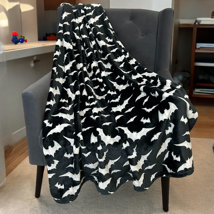 Weiche schwarze Kuscheldecke mit silbernen Fledermäusen